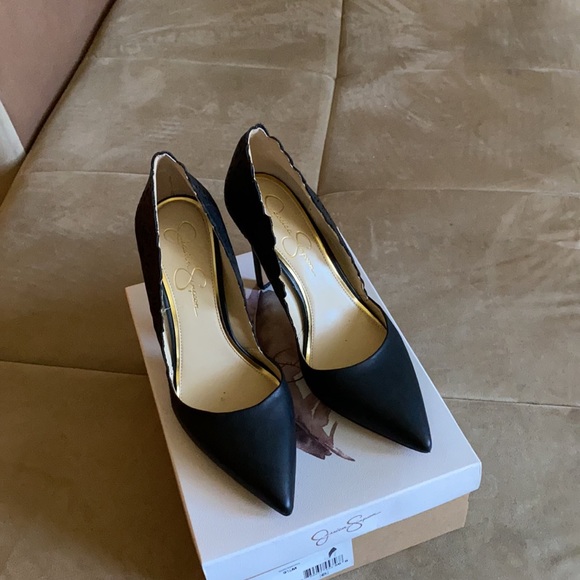 Jessica Simpson Dressy pump, laser cut detail - Picture 3 of 6